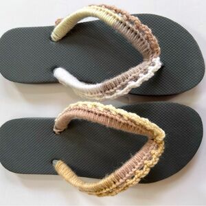 Crochet hand decorated flip flops